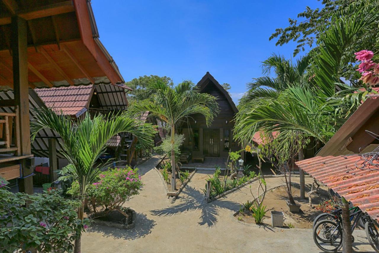 Oyo 1365 Sunrise Lumbung Hotel Gili Trawangan Bagian luar foto