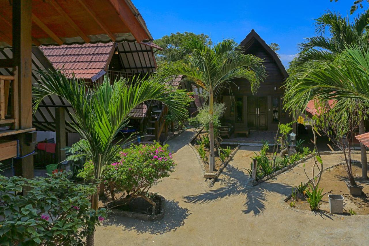 Oyo 1365 Sunrise Lumbung Hotel Gili Trawangan Bagian luar foto